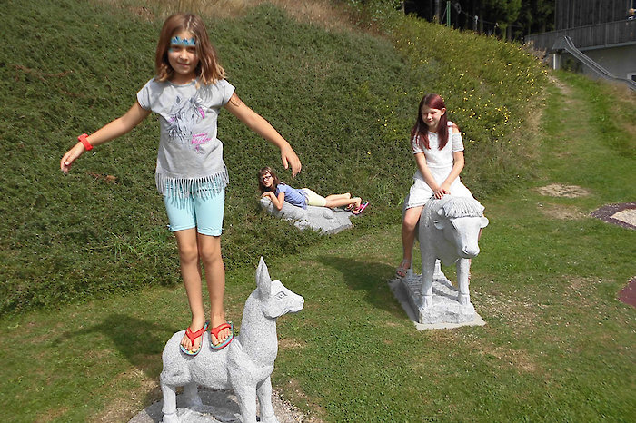 Kinder beim Spielen Familienurlaub auf dem Ferienhof in Bayern